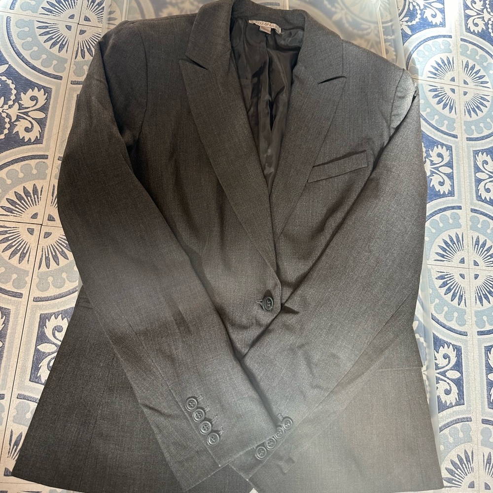 ROZ & ALI Women’s Grey Suit Jacket. Size 12.
